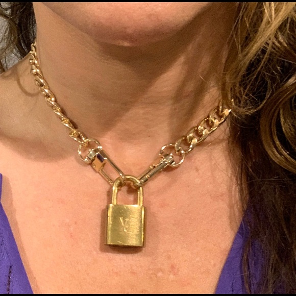🔒TRENDY🔒 LOUIS VUITTON Lock Necklace - Picture 3 of 5